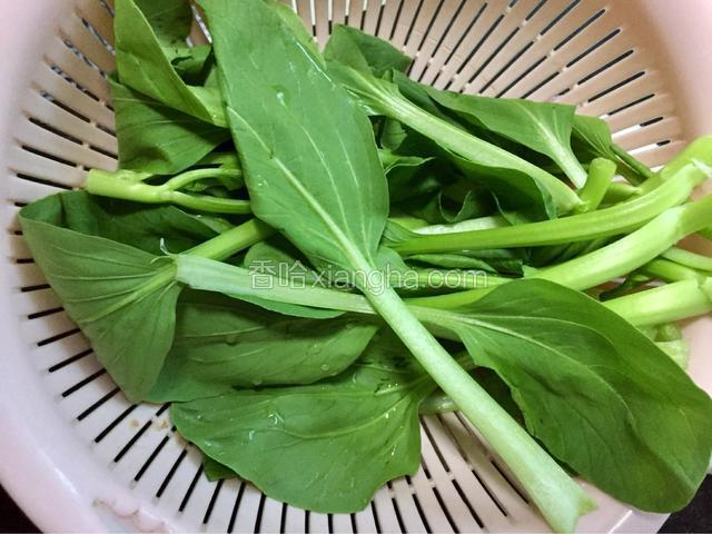 将小白菜洗净备好
