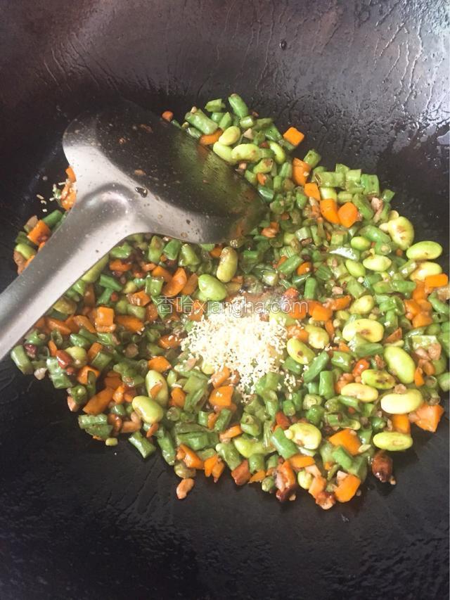 加料酒翻炒爆香，再加盐和味精调味搅拌均匀即可