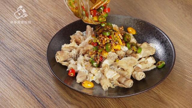 拌汁浇在肥牛上