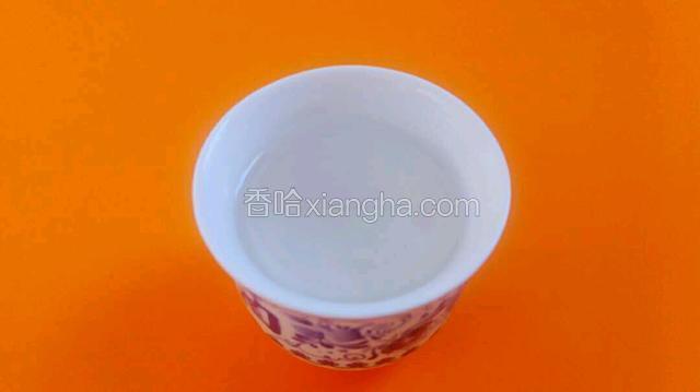 做法：把一小勺白糖用开水化开，然后晾凉到温热（不烫手，30度）