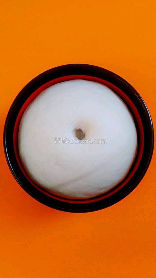 用手指蘸上点干面粉，在上面扎一个小眼儿，面不回缩不塌陷就说明面已经发好了。