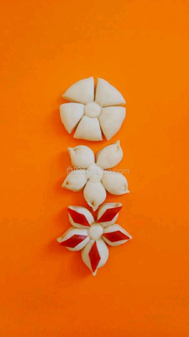 如图：1.把圆剂子均匀的切五刀。2.把每个花瓣的边缘处，对角捏在一起。3.把果丹皮切成菱形状，抹上点水，粘在花瓣上。4.锅里放上水，然后把（开胃糕）放入抹好油的屉子上进行发酵。（20分左右）

