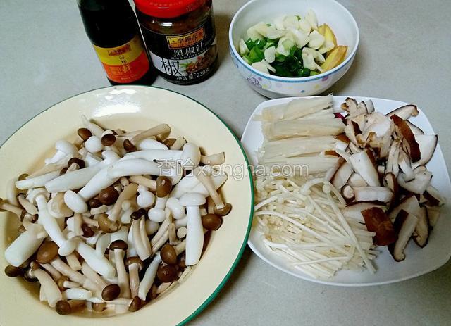 大蒜生姜和香菇切片，小葱切碎，金针菇切一刀成段。