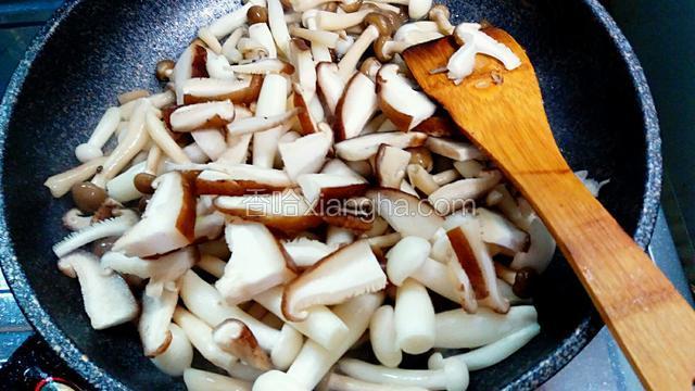 煎锅中倒油中火烧至八成热，下香菇、白玉菇和蟹味菇一起煸炒。