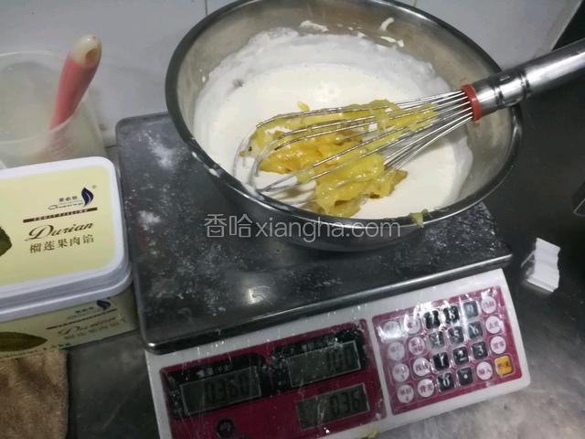 然后加入榴莲果馅搅拌均匀继续放回热水泡