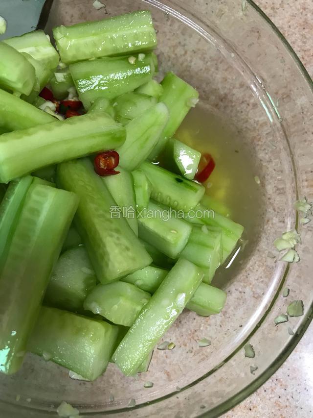 将黄瓜中的水倒掉大部分。