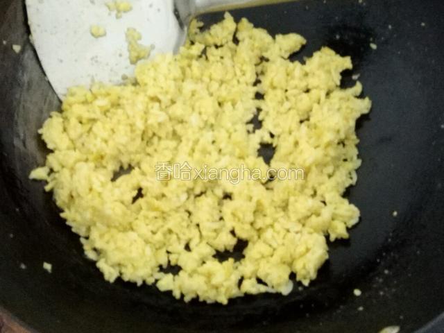 锅中加入适量的油，倒入米饭翻炒，差不多炒到米饭粒粒分明。这时候可以加入适量的盐，如果前面蛋黄中加的合适就不用再加了。