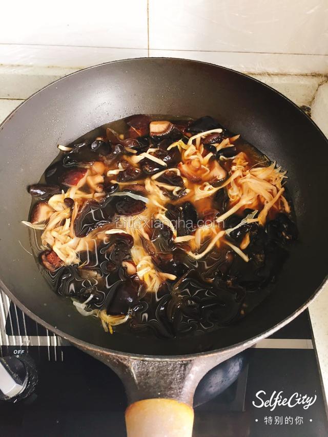 将泡发好的香菇木耳黄花菜洗净，香菇切丁。
炒锅倒油烧热，加入香菇、木耳、黄花菜，适量的醋、酱油、蚝油翻炒均匀，再加入水淹没到菜。