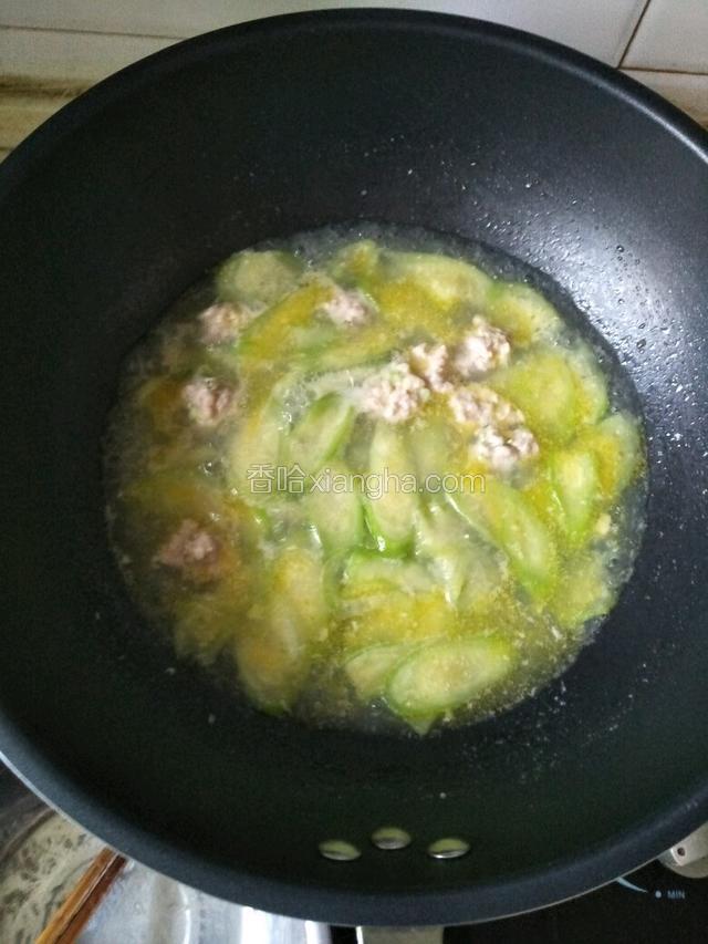 放入肉丸，加盐煮熟即可