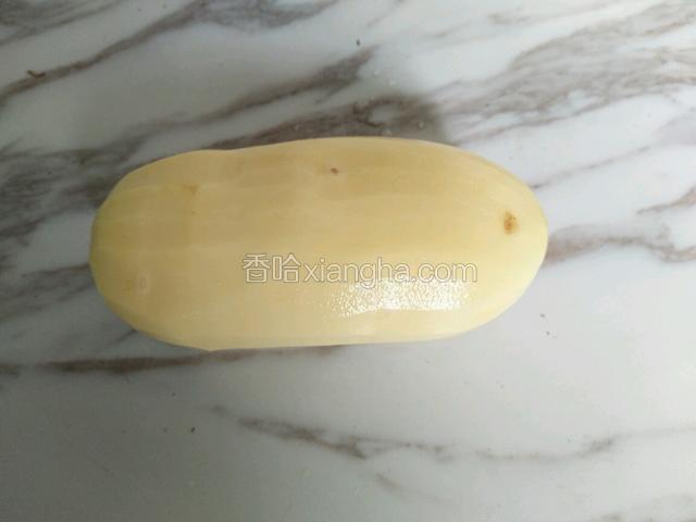 土豆削皮待用