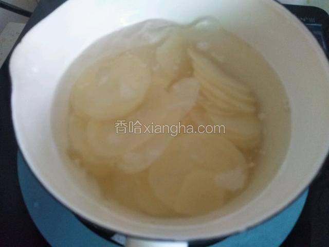 放入土豆焯水，三分钟左右捞起