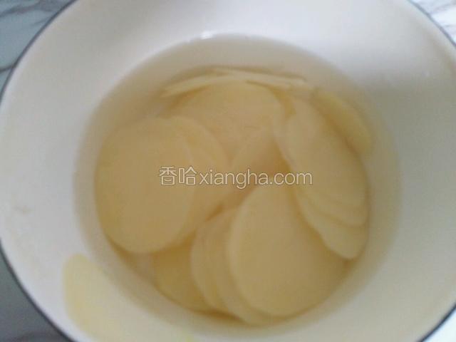 焯熟的土豆片，放入冷水中浸泡