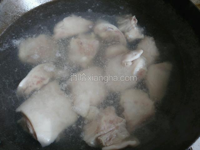 焯个水（冷水下锅，开锅后再煮几分钟捞起）