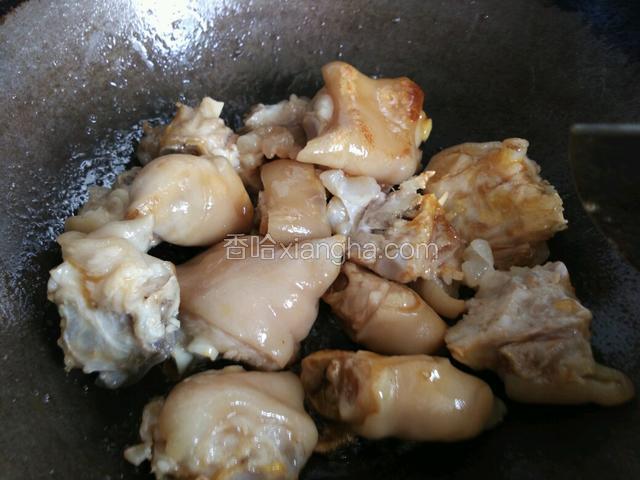 再放入猪蹄翻炒