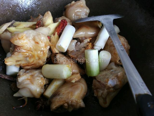 翻炒均匀后加入生姜，八角桂皮，大葱，干辣椒继续翻炒
