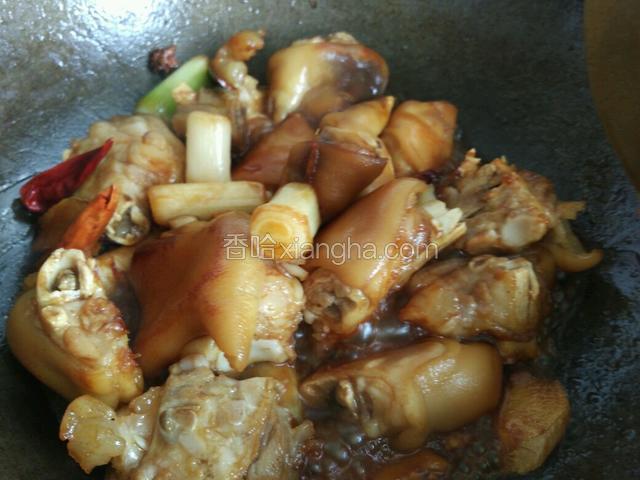炒出香味后加入料酒，生抽，老抽翻炒均匀