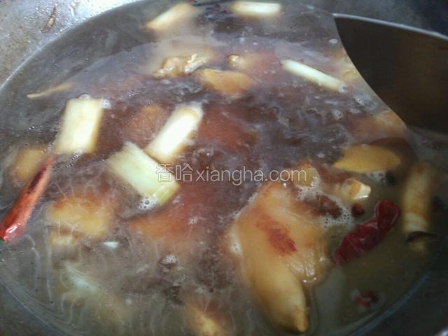 最后再注入足够水（加热水哦），大火烧开小火慢慢炖