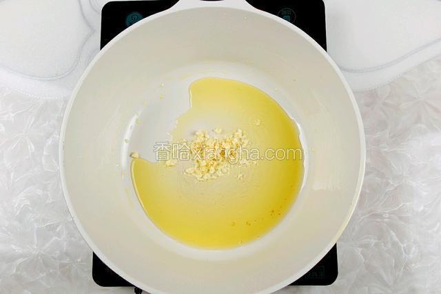 锅中留适量油，倒入蒜末爆香