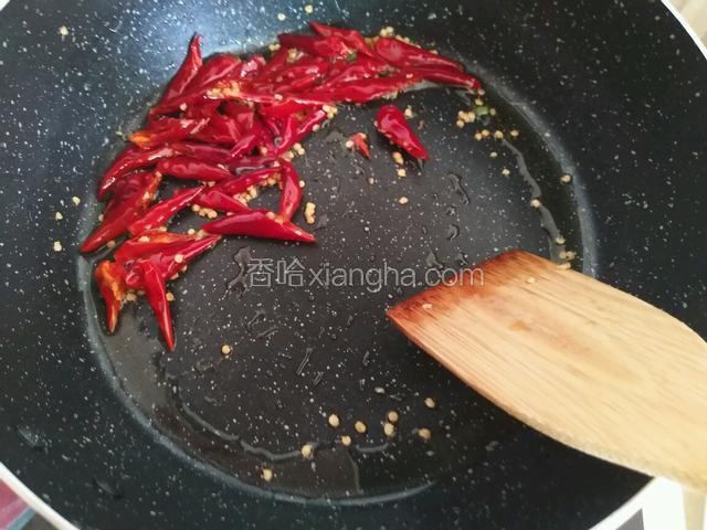 锅中留油，先放入干辣椒，小火煸香