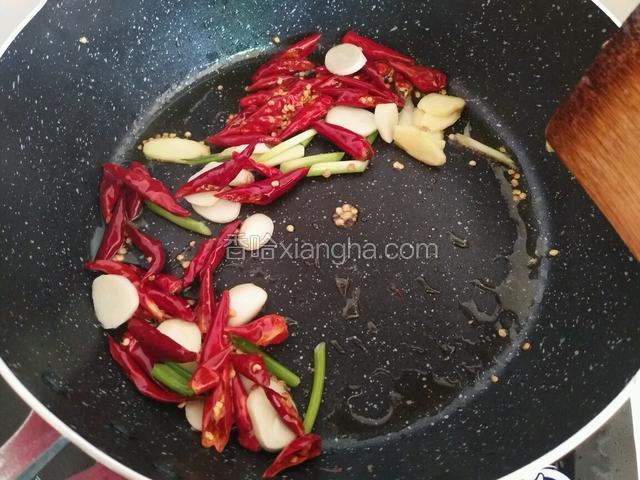 继续放入葱姜蒜煸炒