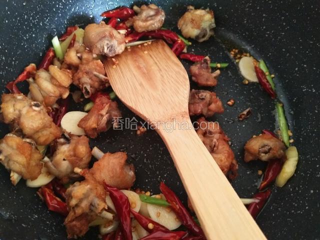 放入炸好的鸡块一起翻炒