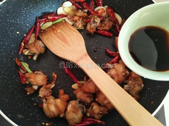 此时加入一勺味极鲜酱油