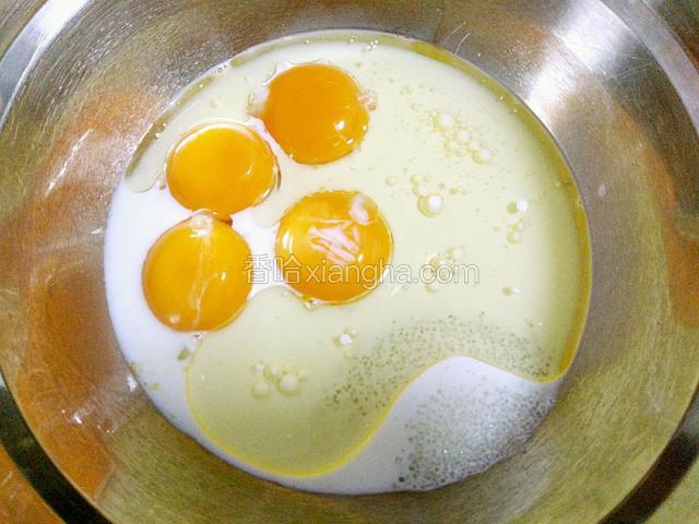玉米油，白糖，牛奶倒入蛋黄中