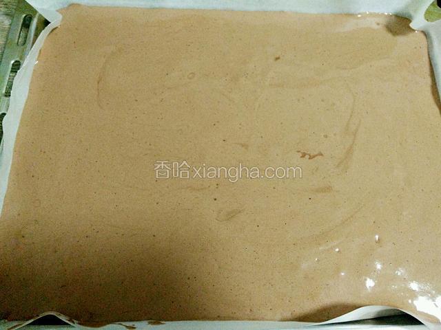 倒入提前铺好吸油纸的烤盘中，轻轻振几下，振去气泡