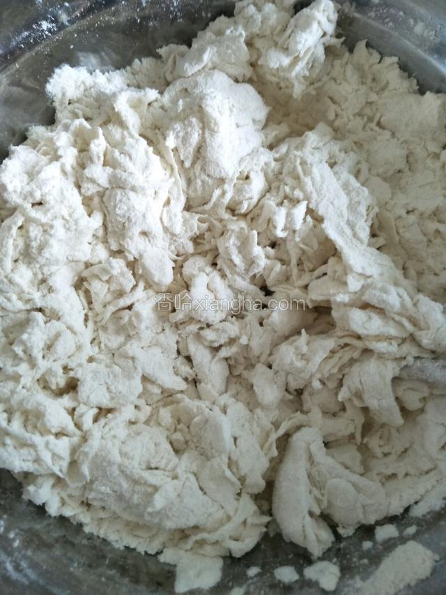 一点一点加入面粉中，搅拌成棉絮状