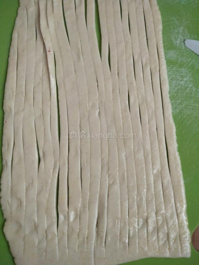 用刀切成细条，上下两头不要切断