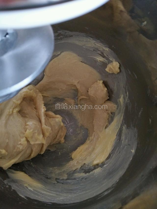 加入黄油中速打至黄油与面团融合在一起