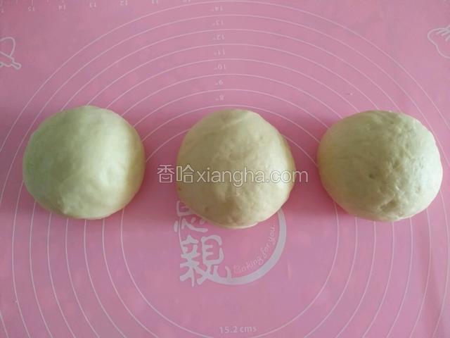 取出面团排气后分成三个剂子，盖上保鲜膜醒发10分钟