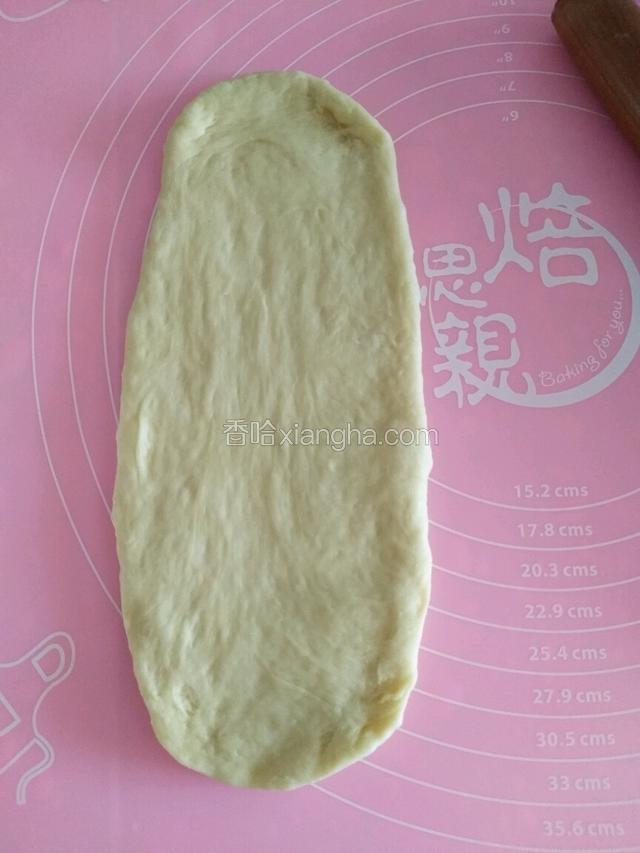 醒发好将小面团擀成长舌状面片