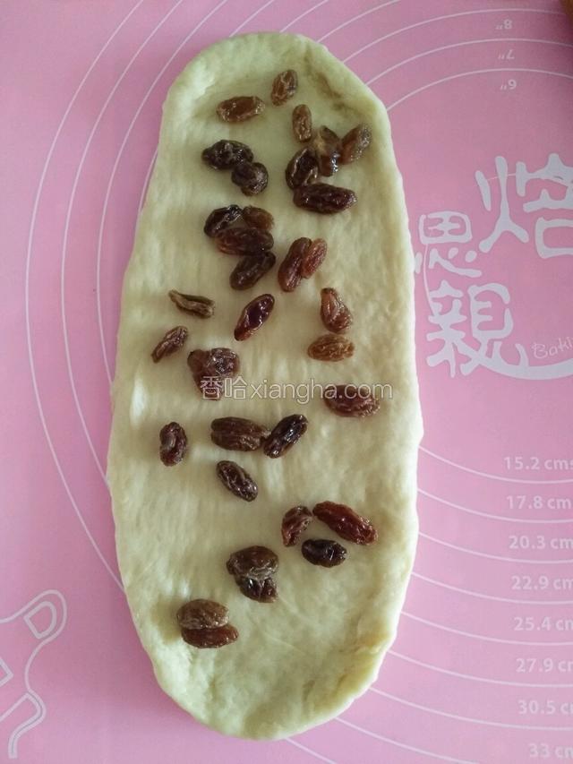 均匀的铺上适量的葡萄干