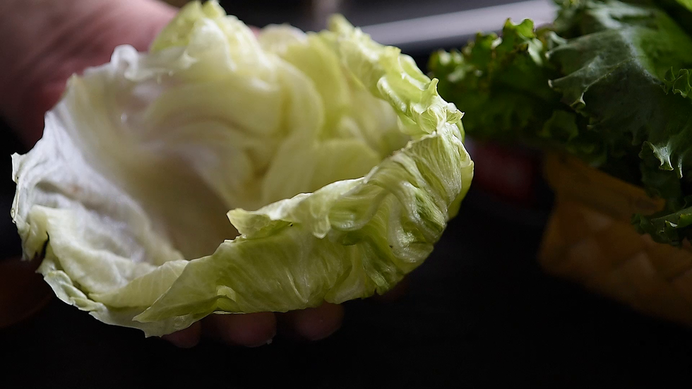 取生菜叶包米饭