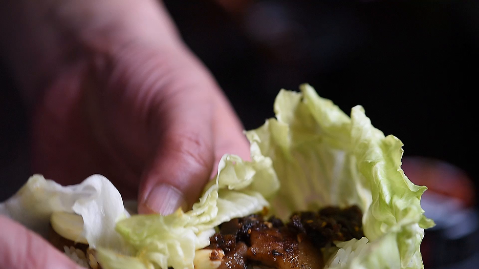 美味的香菇酱烤肉菜包饭就做好了