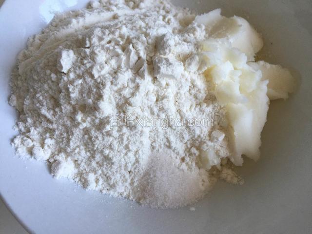 等待时制作油酥，盐、面粉和猪油放入碗中拌匀。
