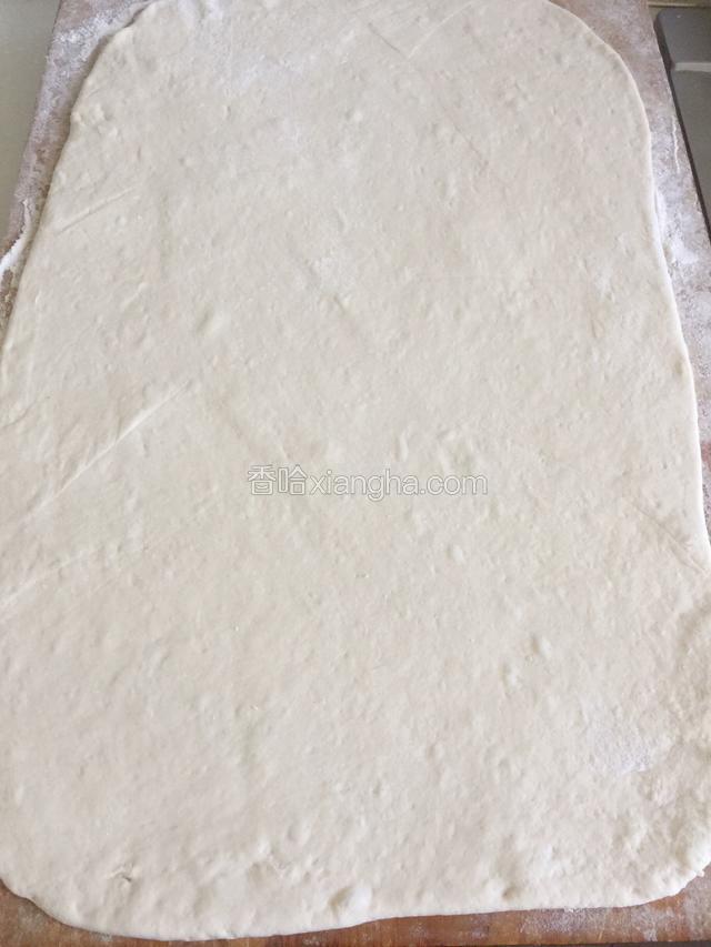 将面团擀成面皮。