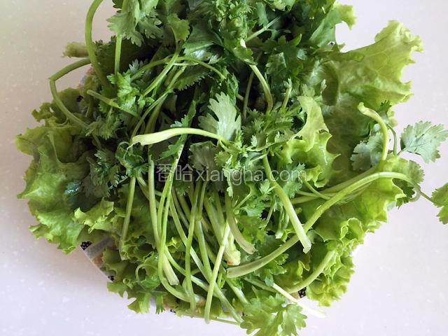 此时洗净蔬菜。