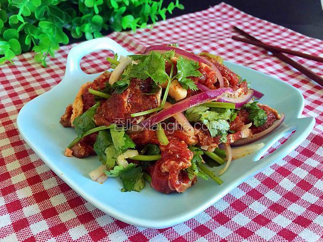 将要烤的牛肉腌制一下（做法参见我的家常烤牛肉菜谱）。