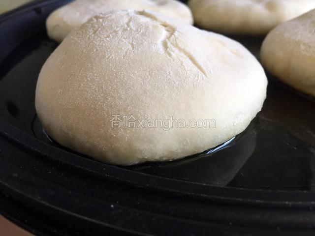 几秒钟后饼会鼓胀起来。