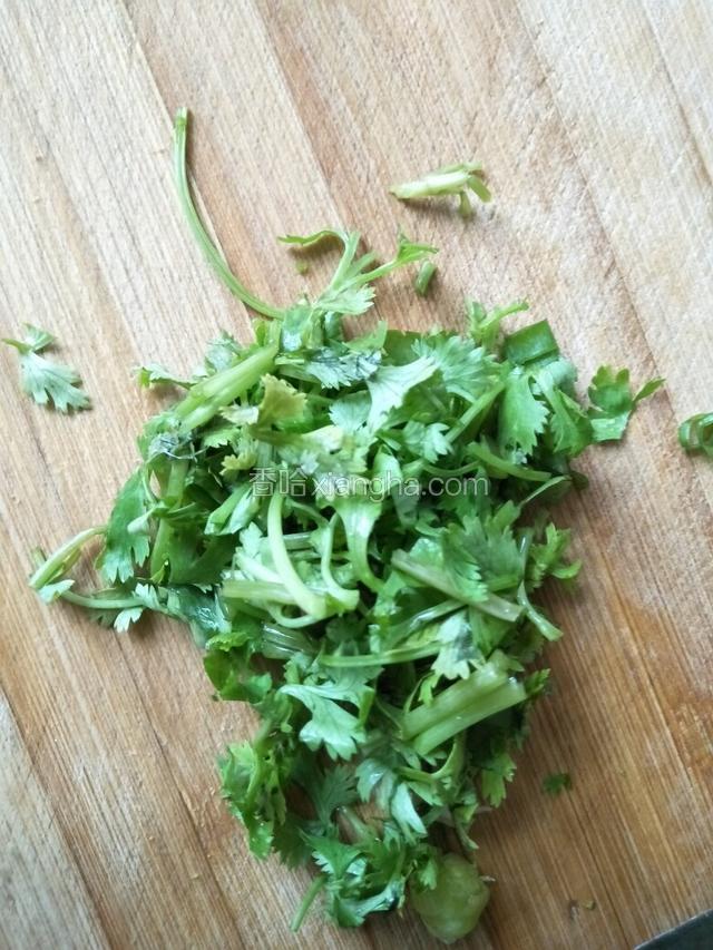 香菜洗净切碎