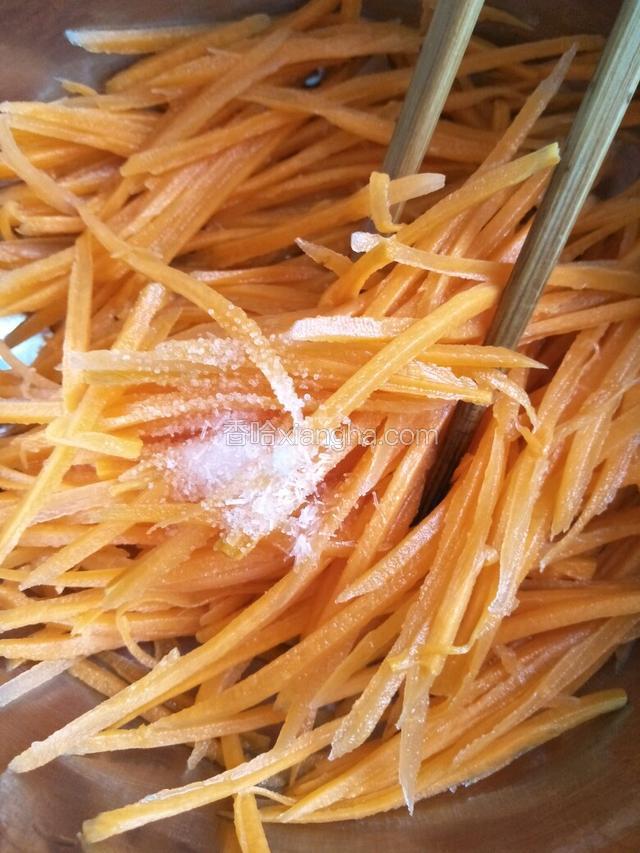 倒出水加盐，味精，白糖