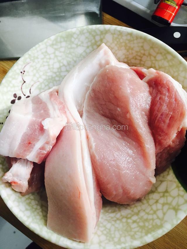 肉洗净备用。