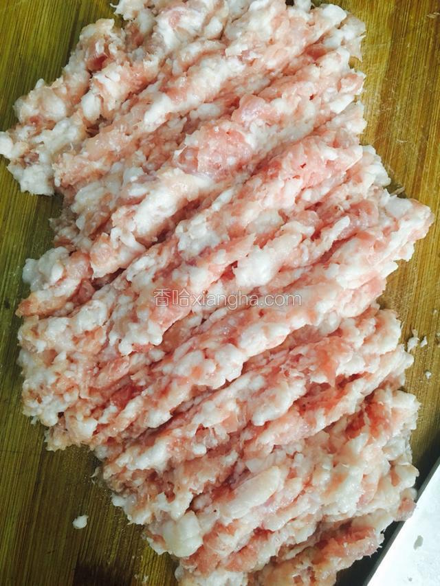 开始挆肉，挆成如图所示的肉丁