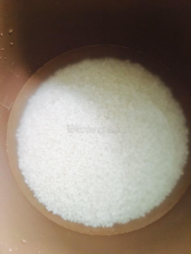 趁挆肉的时候来蒸糯米饭，米洗净后电饭锅放水。