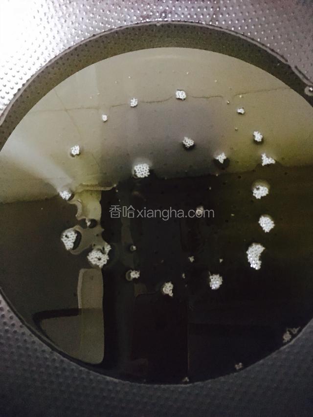锅肉放油，这个要多放点，因为丸子就在里面炸制的。