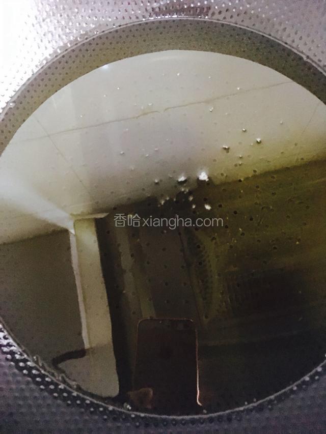 开大火油温升至七成热时。
