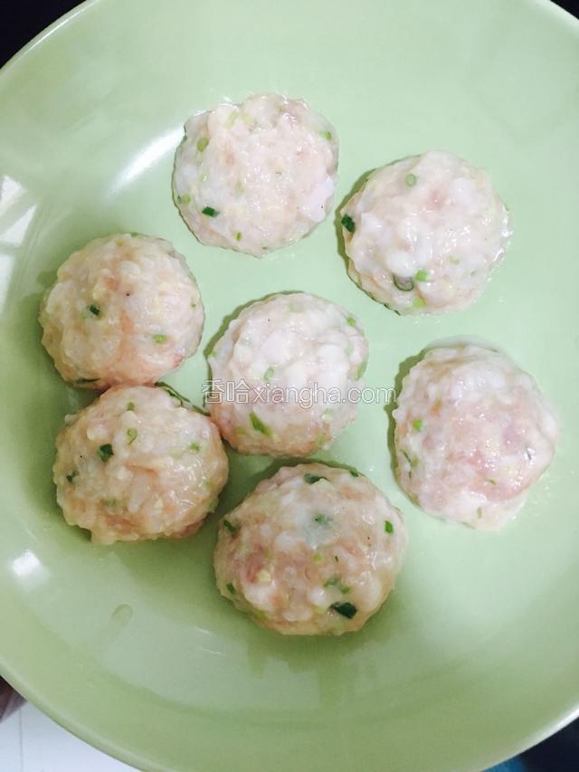 准备放油锅的丸子。