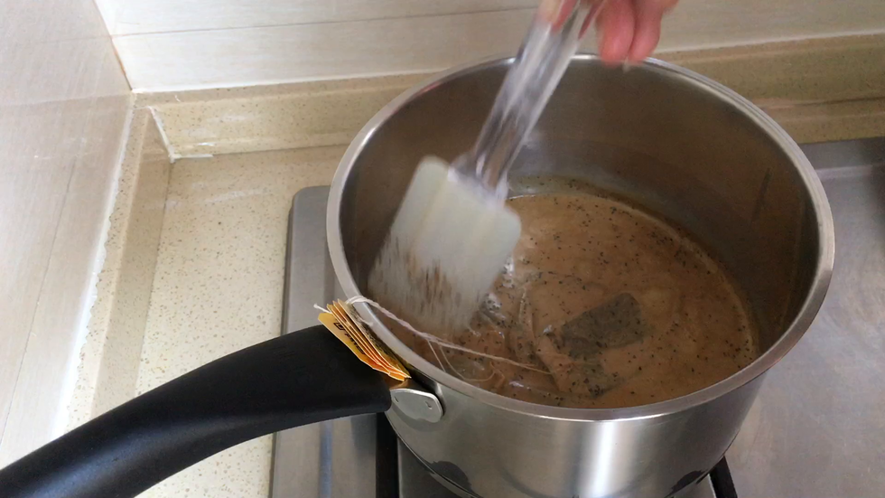 煮到茶味很浓时，压一下茶包，捞出